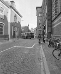 855557 Gezicht door de Agnietenstraat te Utrecht, waar van links een stadsbus lijn 12 uit de Lange Nieuwstraat komt.